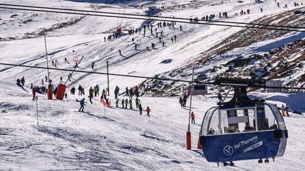 Des skieurs dévalent une pente près d'un téléphérique à la station de ski de Val Thorens, dans les Alpes françaises, lors du week-end d'ouverture de la station, le 20 novembre 2021. (PHILIPPE DESMAZES / AFP)