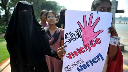 "Stop aux violences faites aux femmes." Les &eacute;tudiantes indiennes manifestent &agrave;&nbsp;Hyderabad (Inde), le 3 janvier 2013. (NOAH SEELAM / AFP)