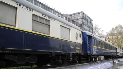 Quelques wagons de l'Orient Express installés sur le parvis de l'Institut du monde arabe à Paris (3 avril 2014)
 (Photo Valérie Oddos / Culturebox / France Télévisions)