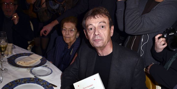 Pierre Lemaitre et son roman "Au revoir là-haut", lors de la remise du Prix Goncourt le 4 novembre 2013 à Paris.
 (ERIC FEFERBERG/AFP)