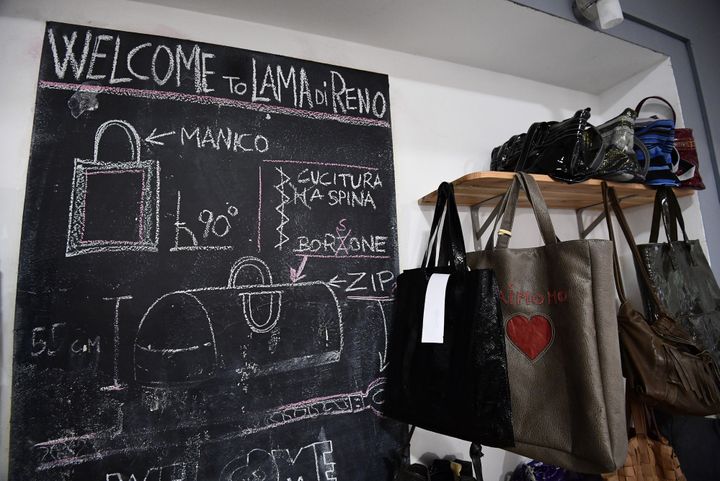 L'atelier de fabrication de sacs à Lama di Reno où travaillent des migrants, décembre 2017
 (Miguel MEDINA / AFP)