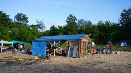 Un campement a été installé au cœur de la forêt communale de Mandres-en-Barrois, le 29 juin 2016, dans la Meuse.&nbsp; (JULIE RASPLUS / FRANCETV INFO)