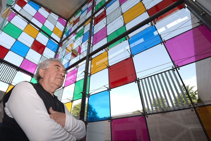 Daniel Buren a habillé la verrière du Musée d'art moderne et contemporain de Strasbourg d'un damier transparent et coloré (10 juin 2014)
 (Patrick Hertzog / AFP)