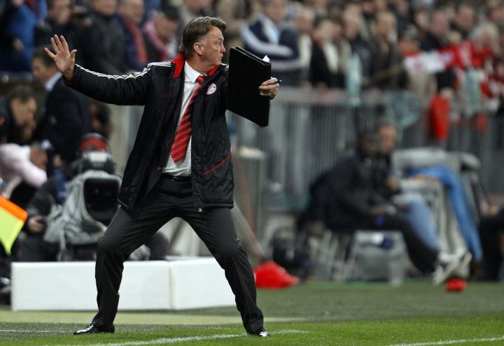 Louis Van Gaal sur le banc du Bayern Munich lors d'un match &agrave; Lyon, le 21 avril 2010.&nbsp; (MICHAEL DALDER / REUTERS)