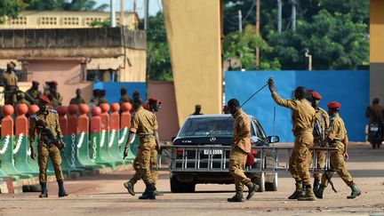 Des troupes de l'arm&eacute;e dans un camp &agrave; Ouagadougou (Burkina Faso), le 22 septembre 2015. (SIA KAMBOU / AFP)