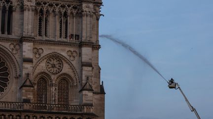 Un pompier tente d'éteindre l'incendie de Notre-Dame à Paris, le 15 avril 2019. (HANS LUCAS)