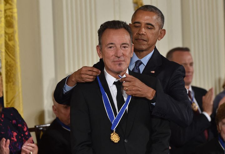 Barack Obama remet la Médaille Présidentielle de la Liberté, la plus haute décoration civile des Etats-Unis, à Bruce Springsteen, en novembre 2016 à Washington (NICHOLAS KAMM / AFP)