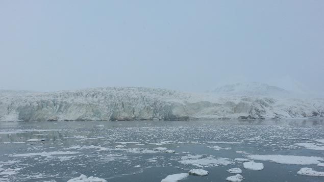 &nbsp; (Le glacier Esmark recule en ce moment. Les scientifiques tentent de savoir si ce recul est irréversible © RF/ Anne-Laure Barral)