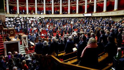 Les députés dans l'hémicycle à l'issue du scrutin sur le projet de loi immigration, vers 23h30, le 19 décembre 2023. (LUDOVIC MARIN / AFP)