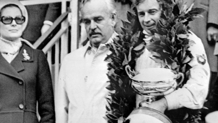 Jean-Pierre Beltoise aux c&ocirc;t&eacute;s du prince Rainier de Monaco et de la princesse Grace de Monaco, &agrave; l'issue du 30e Grand prix de Formule 1. C'est la premi&egrave;re victoire du pilote en Formule 1. (AFP)