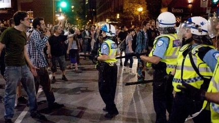 Des étudiants face à la police durant une manifestation, à Montréal, le 9 juin 2012 (AFP/STEEVE DUGUAY)