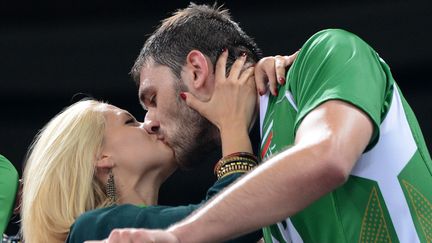 Le Bulgare Tsvetan Sokolov embrasse sa petite-amie apr&egrave;s la victoire de son &eacute;quipe contre l'Allemagne, le 8 ao&ucirc;t.&nbsp; (KIRILL KUDRYAVTSEV / AFP)