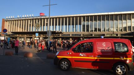 Deux personnes ont &eacute;t&eacute; touch&eacute;es gravement par un homme qui a us&eacute; d'une arme &agrave; feu, vendredi 21 ao&ucirc;t, &agrave; bord d'un train Thalys. Une troisi&egrave;me personne est bless&eacute;e l&eacute;g&egrave;rement, selon les secours. L'agresseur pr&eacute;sum&eacute; a &eacute;t&eacute; arr&ecirc;t&eacute; en gare d'Arras (Pas-de-Calais). (PHILIPPE HUGUEN / AFP)