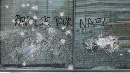 Des dégradations à l'issue de la marche en mémoire de Nahel à Nanterre. (OLIVIER CORSAN / MAXPPP)