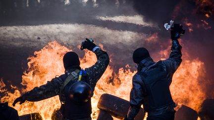 Des manifestants hostiles au pr&eacute;sident affrontent les forces de l'ordre, le 18 f&eacute;vrier 2014, &agrave; Kiev (Ukraine). (SANDRO MADDALENA / AFP)