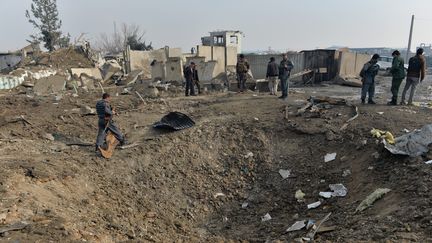 Les autorités enquêtent sur le site d'une attaque kamikaze à Kaboul, en Afghanistan, le 29 novembre 2018. (NOORULLAH SHIRZADA / AFP)