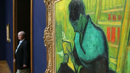 Le tableau "Un liseuse de romans", de Vincent Van Gogh, exposé à Londres chez Christies en 2005 (ODD ANDERSEN / AFP)