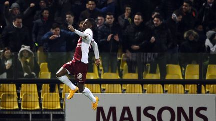 Bouna Sarr sous le maillot du FC Metz, lors de la saison 2014-2015. (JEAN-CHRISTOPHE VERHAEGEN / AFP)