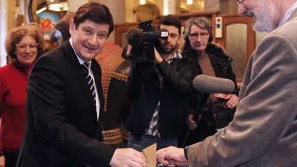 Le ministre de la Ville, de la Jeunesse et des Sports, Patrick Kanner, vote pour le premier tour des &eacute;lections d&eacute;partementales, &agrave; Lille (Nord), le 22 mars 2015. (FRANCOIS LO PRESTI / AFP)