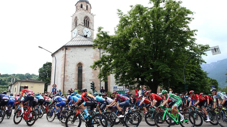 The peloton at the start of the 17th stage of the Tour of Italy, in Pergine Valsugana, May 24, 2023. (MAXPPP)