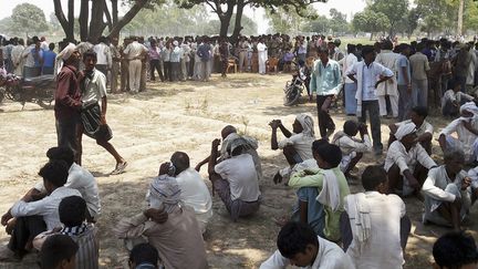 Des habitants sont rassembl&eacute;s dans un village du district de Badaun, o&ugrave; deux filles ont &eacute;t&eacute; retrouv&eacute;es pendues apr&egrave;s avoir &eacute;t&eacute; viol&eacute;es, le 28 mai 2014. (REUTERS)