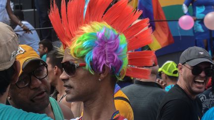 Des personnes défilent lors de la gaypride à La Havane, en mai 2017. (STR / AFP)