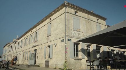 Entre l’île d’Oléron et l’île de Ré, l’île d’Aix (Charente-Maritime) est un petit bout de terre qui en fait rêver plus d’un. Certains y sont nés et on, à l’automne dernier, racheté l’hôtel Napoléon, un établissement mythique. Toutefois, la crise sanitaire est passée par là… (France 2)