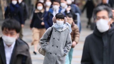 Des passants japonais, dans une rue de Tokyo, mercredi 26 février 2020.&nbsp; (KAZUKI WAKASUGI / YOMIURI / AFP)