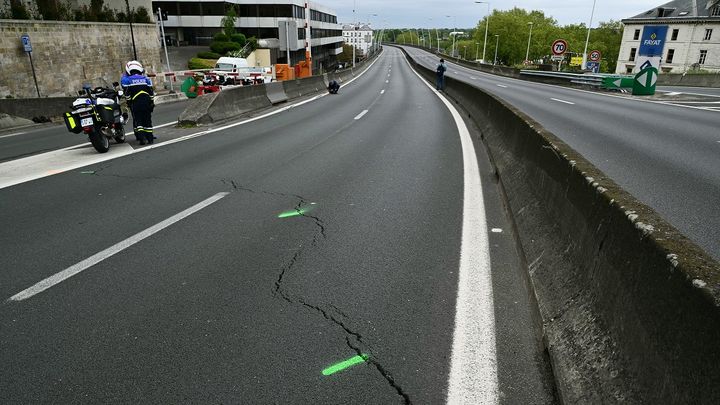 Cracks on the closed A13 motorway in Saint-Cloud, west of Paris, April 19, 2024. (MIGUEL MEDINA / AFP)