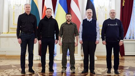 Volodymyr Zelensky (au centre) avec les chefs d'Etat polonais, lituanien, estonien et letton, le 13 avril à Kiev. (HANDOUT / UKRAINIAN PRESIDENTIAL PRESS SER)