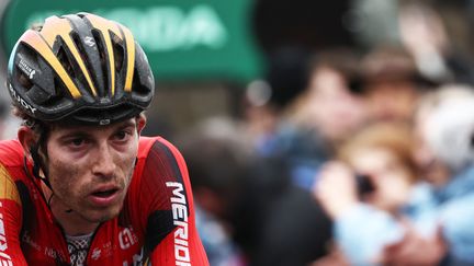 Le coureur suisse de l'équipe Bahrain-Victorious, Gino Mader, lors de Paris-Nice, le 8 mars 2023. (ANNE-CHRISTINE POUJOULAT / AFP)