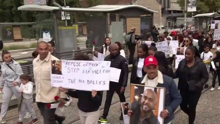 A Grenoble (Isère), une marche blanche a été organisée, dimanche 15 septembre, pour rendre hommage à Lilian Dejean. (France 2)