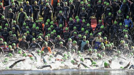 Le départ de l'épreuve moyenne distance du triathlon du lac des Sapins, à Cublize, dans le Rhône, en juin 2019. (MAXIME JEGAT / MAXPPP)