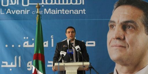 Abdelaziz Belaid lors d'une réunion de campagne, le 24 mars 2014 à Blida, à 50 km au sud-ouest d'Alger. ( AFP PHOTO / STR)