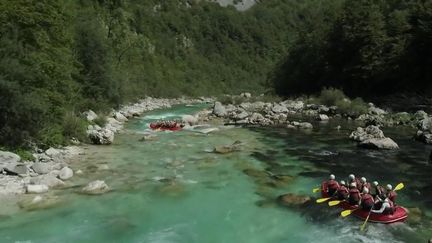 France 2 vous emmène dans les Alpes slovènes, où l'eau est si pure qu'on peut la boire... à condition d'aimer les sensations de fraîcheur. (France 2)