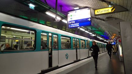 Une rame de métro de la ligne 12 à la station Montparnasse, à Paris, le 30 novembre 2016. (MAXPPP)