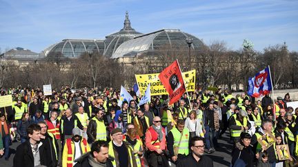 "Gilets jaunes" : un véhicule de police pris pour cible