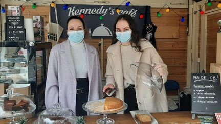 Sarah et Margaux (à droite), deux sœurs, dirigent le Kennedy's Café à Limoges. Grâce&nbsp;au "village des restaurateurs", elles peuvent continuer à vendre leurs&nbsp;pâtisseries maison. (SEBASTIEN BAER / RADIO FRANCE)