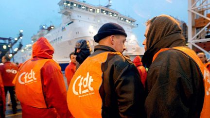 Des salari&eacute;s gr&eacute;vistes de la compagnie de ferries SeaFrance bloquent l'acc&egrave;s fret du tunnel sous la Manche, le 11 d&eacute;cembre 2003 &agrave; Calais (Pas-de-Calais). (FRAN&Ccedil;OIS LO PRESTI / AFP)