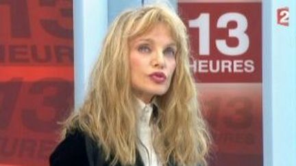 Arielle Dombasle retombe en enfance avec &quot;Diva Latina&quot;
 (Culturebox)