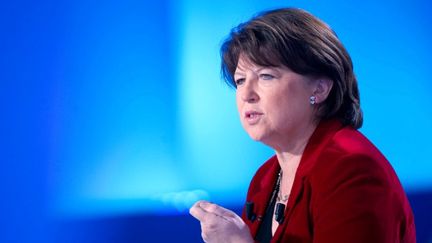 La premi&egrave;re secr&eacute;taire du Parti socialiste, Martine Aubry, sur le plateau du Grand Journal de Canal+ le 23 janvier 2012. (BERTRAND LANGLOIS / AFP)