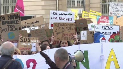 L'été 2022 est le deuxième plus chaud jamais enregistré par Météo France, après celui de 2003. Le dérèglement climatique n'est pas sans conséquence sur notre santé psychologique. (CAPTURE ECRAN FRANCE 3)