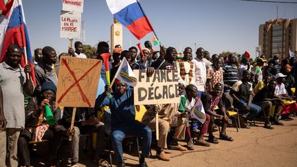 Des manifestants anti-français, le 20 janvier 2023 à Ouagadougou (Burkina Faso). (OLYMPIA DE MAISMONT / AFP)