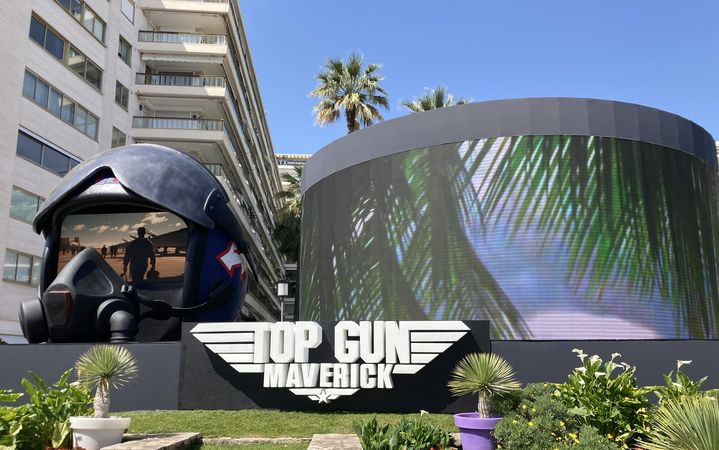 La suite de "Top Gun" avec Tom Cruise est omniprésente dans la Croisette, ici le 16 mai 2022. (LCA / FRANCEINFO CULTURE)