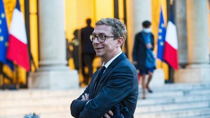 Gérald Bronner parle aux journalistes devant l'Elysée, à Paris, le 29 septembre 2021. (AMAURY CORNU / HANS LUCAS / AFP)