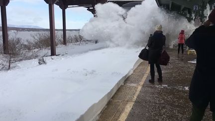 Capture d'écran d'une vidéo mise en ligne le 15 mars 2017 d'un train chassant la neige sur les voies dans la gare de&nbsp;Rhinecliff-Kingston (Etats-Unis). (NICK COLVIN / YOUTUBE)