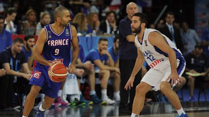 Le Fran&ccedil;ais Tony Parker oppos&eacute; &agrave; l'Isra&euml;lien Yogev Ohayon, jeudi 10 septembre 2015 &agrave; Montpellier (H&eacute;rault), lors du dernier match de poule de l'Eurobasket.&nbsp; (SYLVAIN THOMAS / AFP)