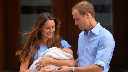 William et Kate pr&eacute;sentent&nbsp;leur fils, le prince George, aux journalistes du monde entier, le 23 juillet 2013,&nbsp;devant la maternit&eacute; St Mary de Londres (Royaume-Uni). (LEON NEAL / AFP)