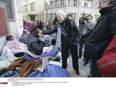 Guy Bedos soutient les familles sans logis qui manifestent avec Droit au Logement le 21/10/2007 (LE FLOCH PASCAL/SIPA)