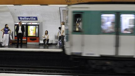 Dans le m&eacute;tro parisien, &agrave; la station Belleville o&ugrave; se croisent les lignes 2 et 11. (TRIPELON-JARRY / ONLY FRANCE / AFP)